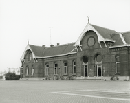 150285 Gezicht op een gedeelte van de voorgevel van het N.S.-station Elst te Elst.